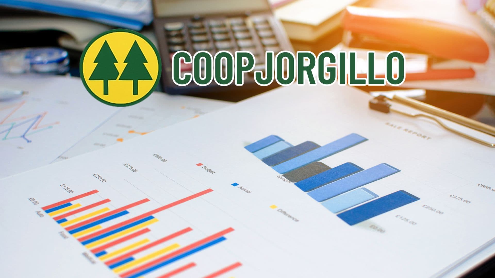 Miembros de la cooperativa trabajando juntos con tecnología